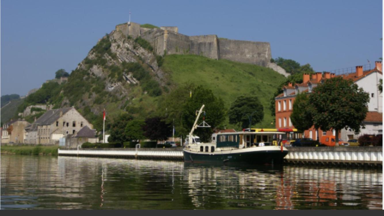 Le Repos De La Meuse Apartment Givet Luaran gambar